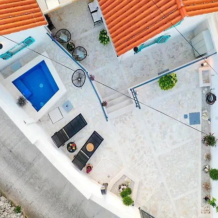 Vila Adriana Villa *