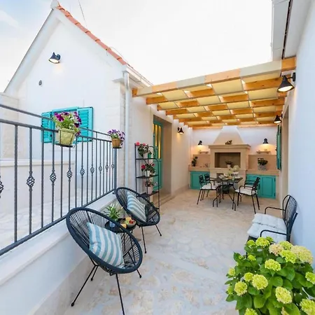 Vila Adriana Villa *